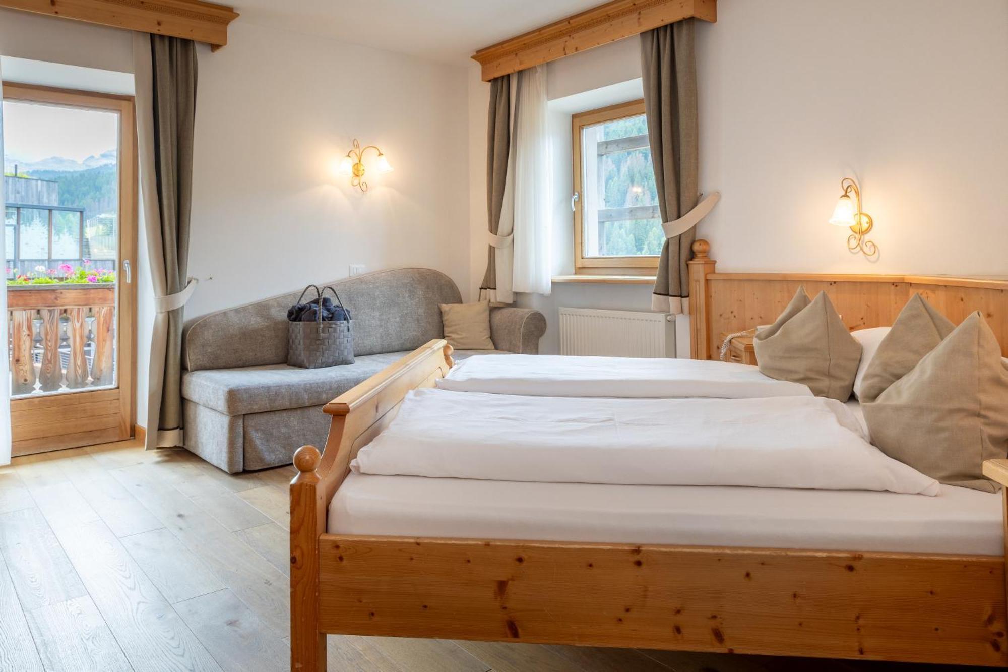Hotel Luech Da Pcei San Cassiano  Esterno foto