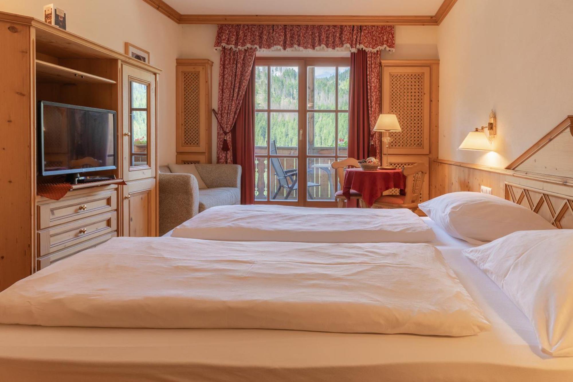 Hotel Luech Da Pcei San Cassiano  Esterno foto