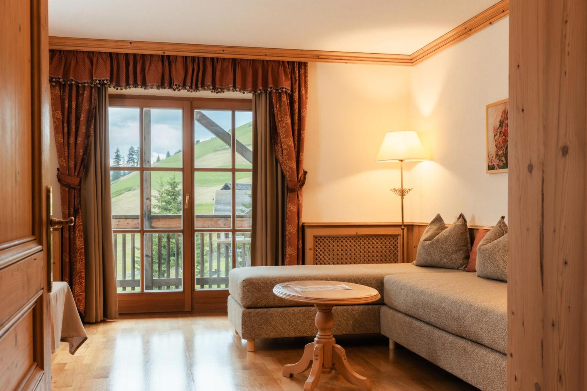 Hotel Luech Da Pcei San Cassiano  Esterno foto